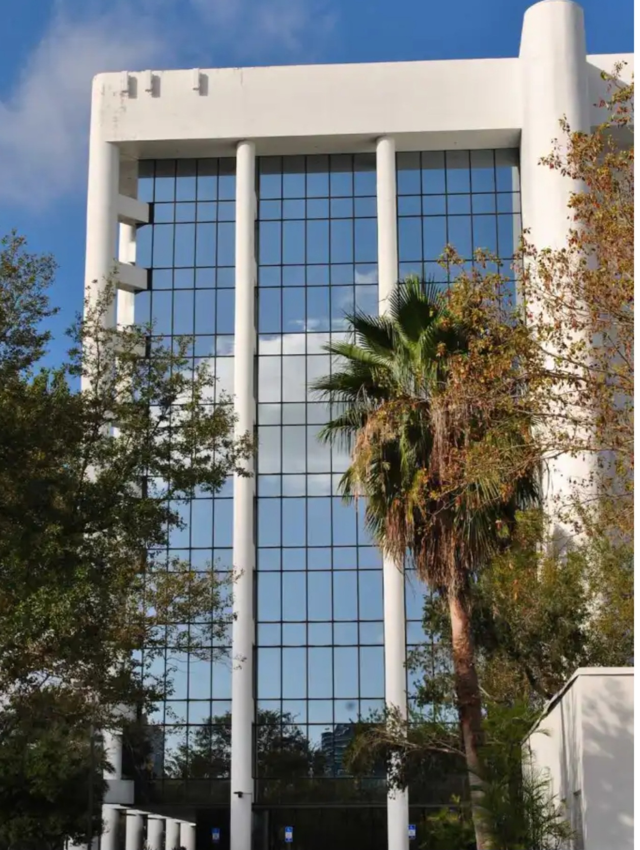 Miami / Aventura — Reflective glass tower