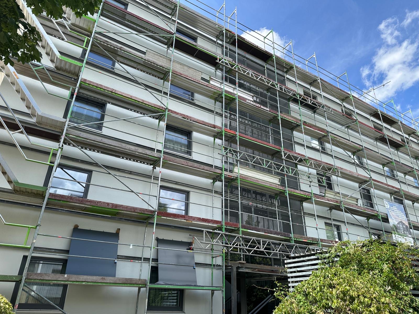 Eingerüstetes Mehrfamilienhaus einer WEG in Mainz-Kastel während der Fassadenmodernisierung