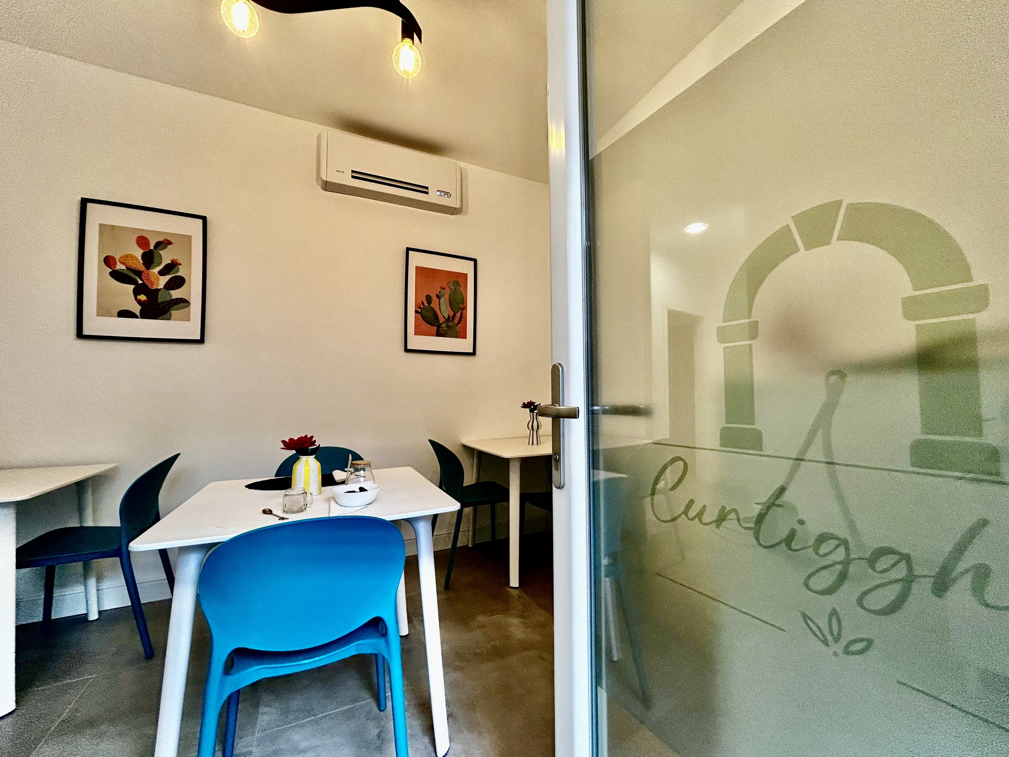 Room with Curtigghiu logo