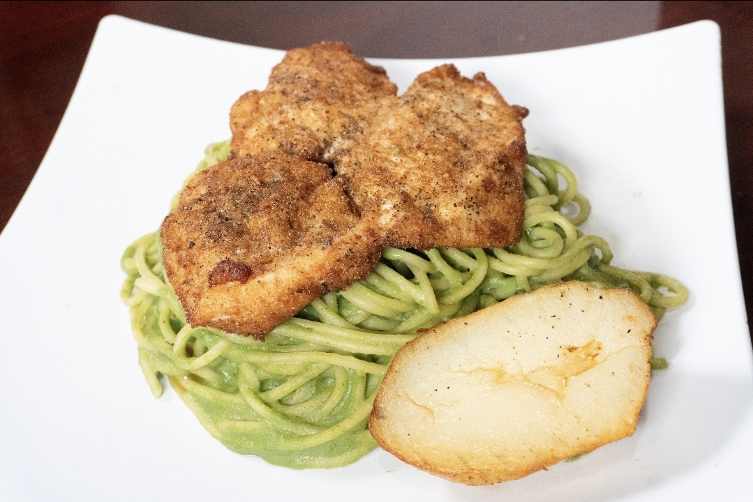 Tallarín Verde con Pollo Empanizado