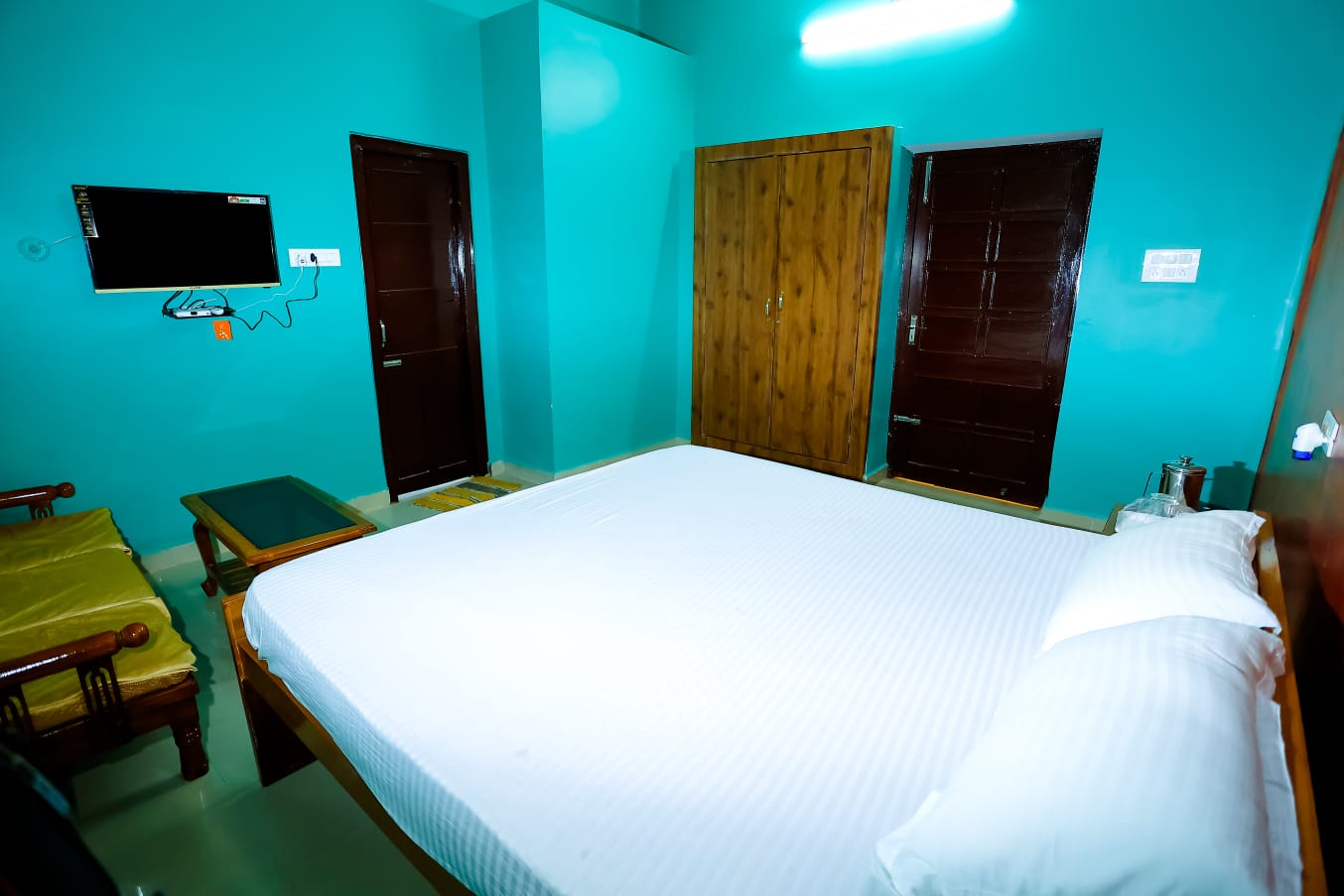 Spacious Super Deluxe room with wardrobe at Hotel Virasat Retreat, Patna