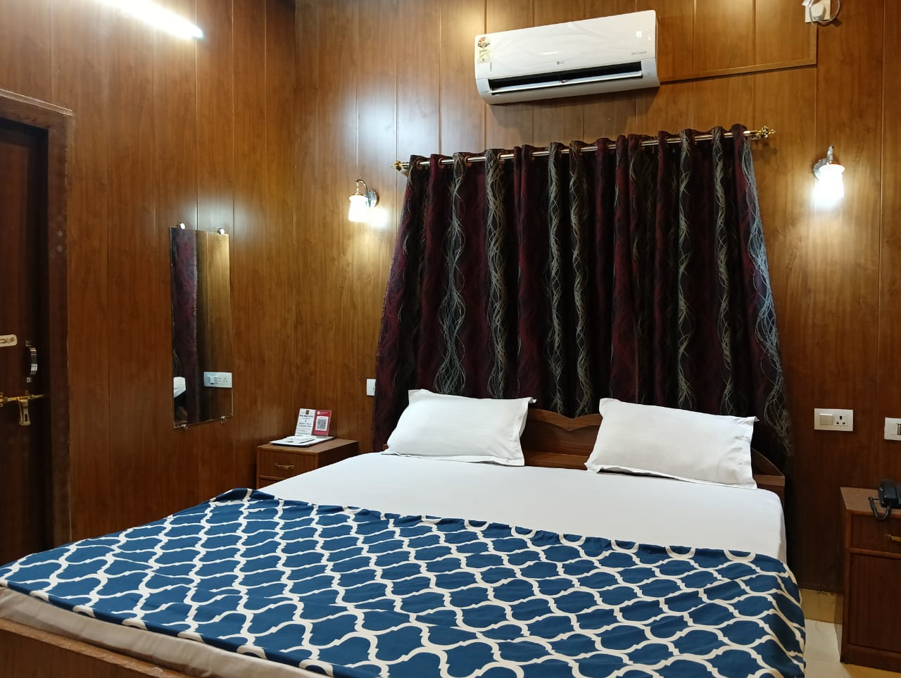 AC Standard room with smart TV and workspace, Hotel Virasat Retreat Patna