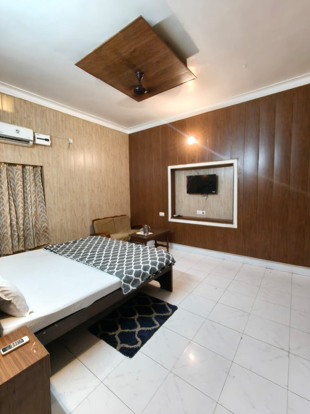 Spacious AC Super Deluxe room with marble floor, Hotel Virasat Retreat Patna