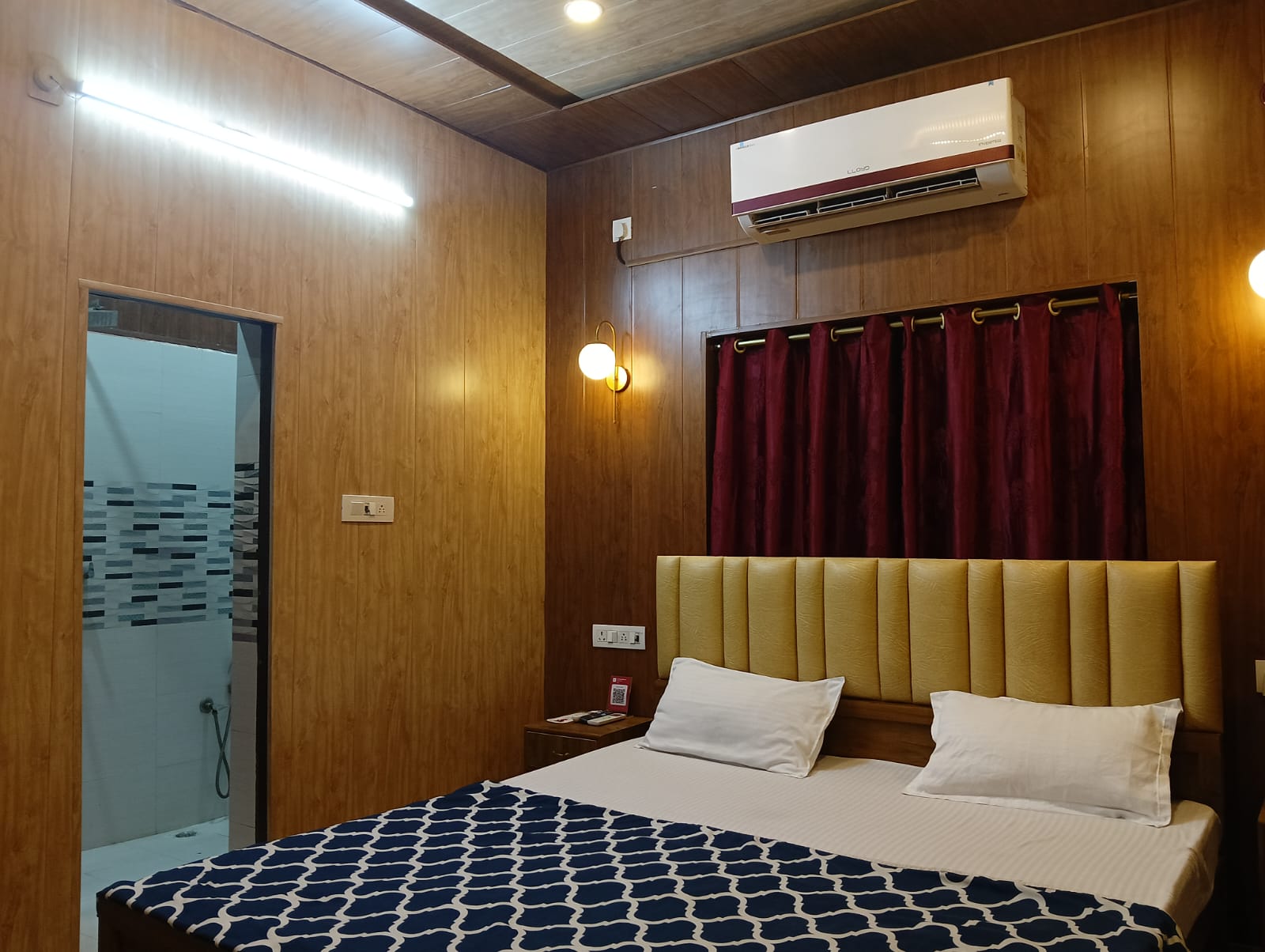 AC Deluxe room with king bed and wood panelling, Patna