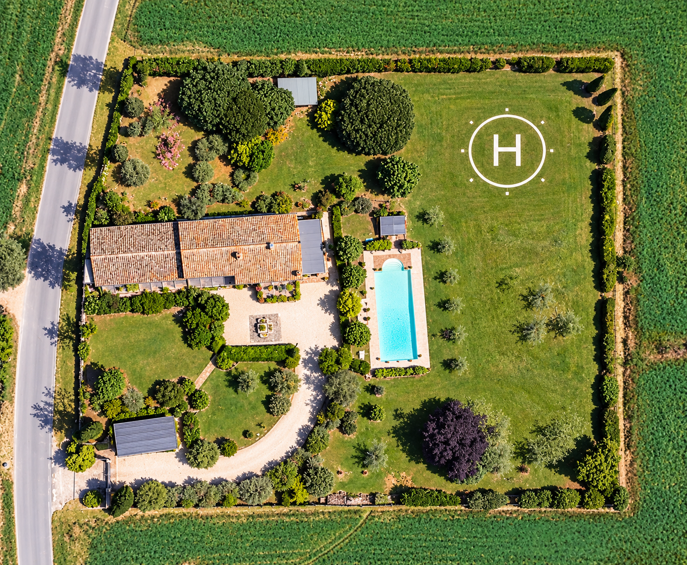 Vista aerea della tenuta: giardino, piscina ed elisuperficie privata
