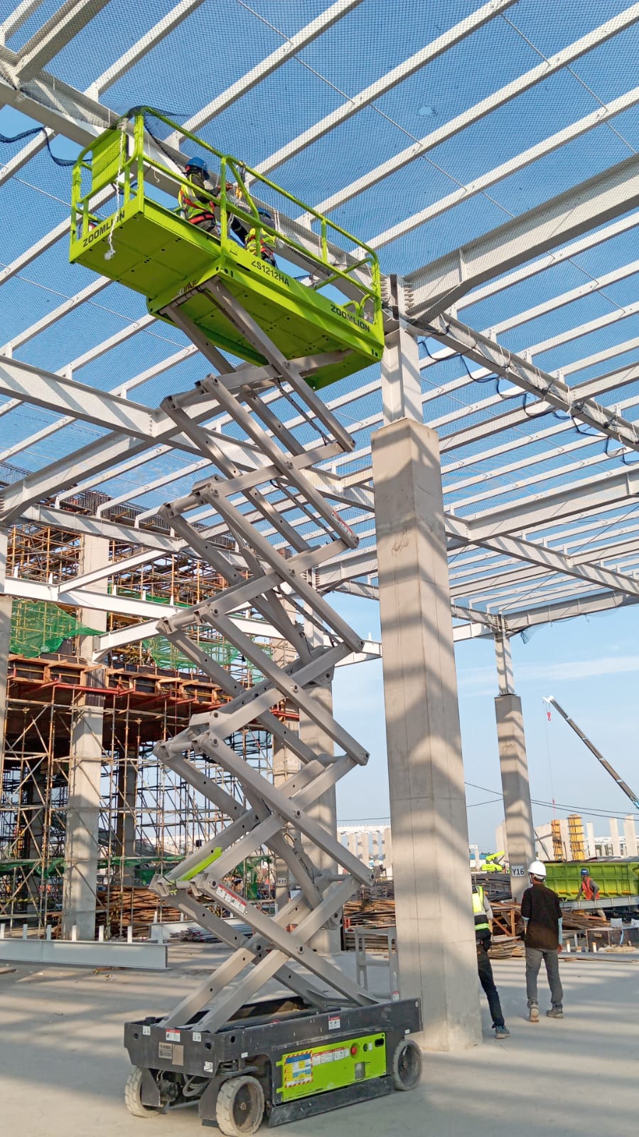 Scissor lift di area konstruksi