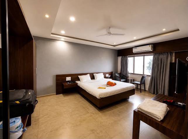 Premier Room double bed and sea-facing window - Sagar Darshan Guest House, Somnath