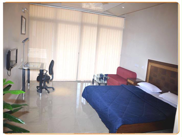 Super Deluxe Room sitting area and work desk - Sagar Darshan Guest House, Somnath