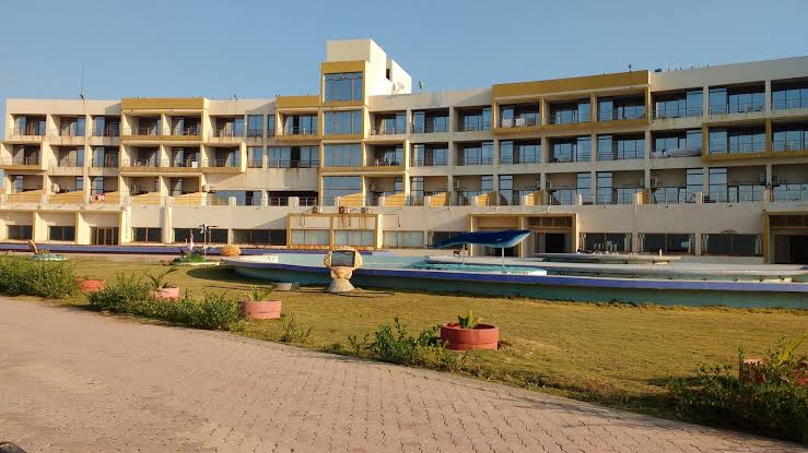 Building lawns and fountain by day - Sagar Darshan Guest House, Somnath